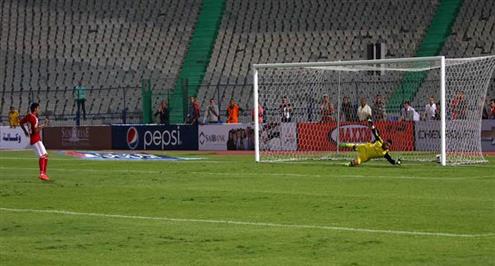 رزق يتعرض لكدمة قوية في ودية الأهلي والشمس ويغادر الملعب مصاباً